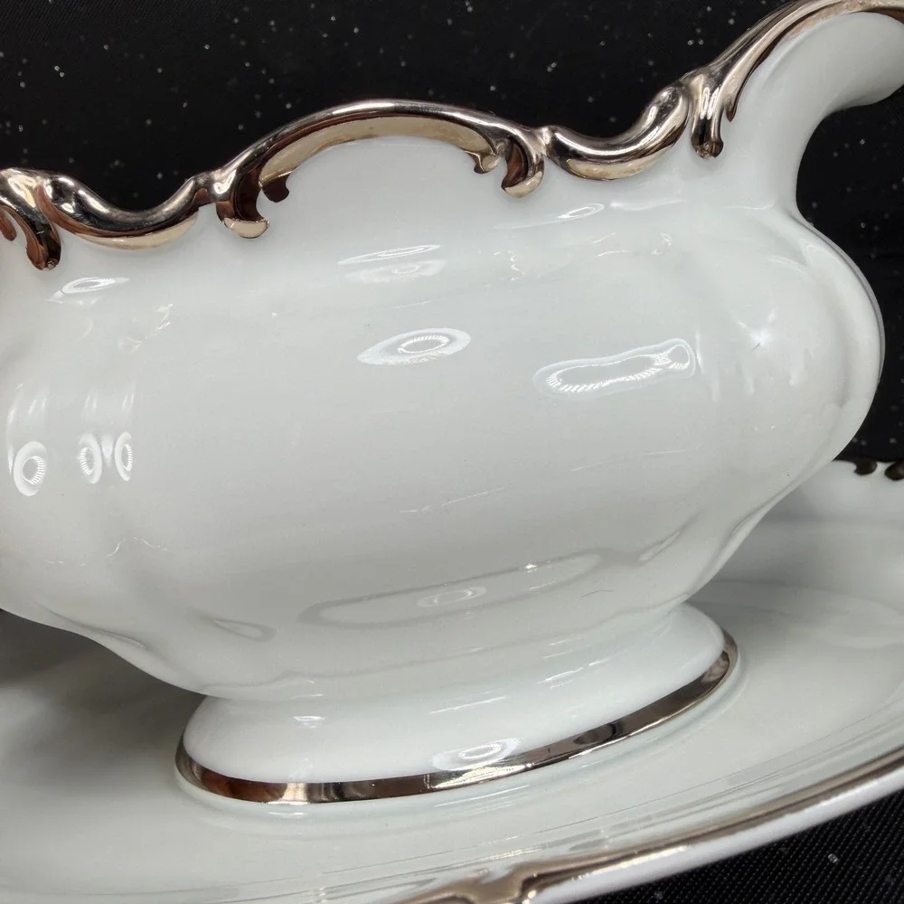 Hutschenreuther Selb Bavaria Pasco The Revere Gravy Boat Platinum Trim 8045 VTG